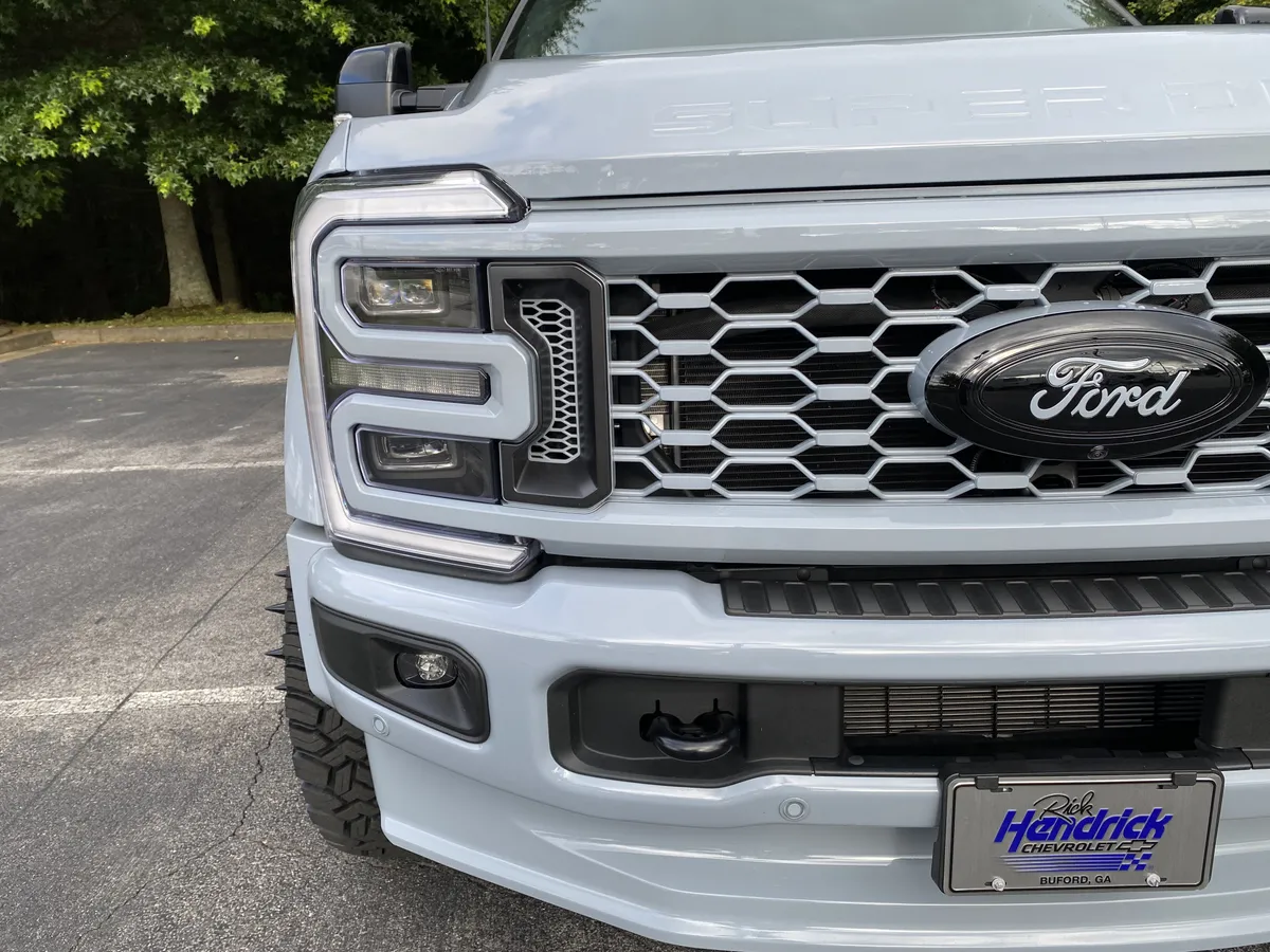 2025 Ford Super Duty F-450 DRW Platinum thumbnail 13