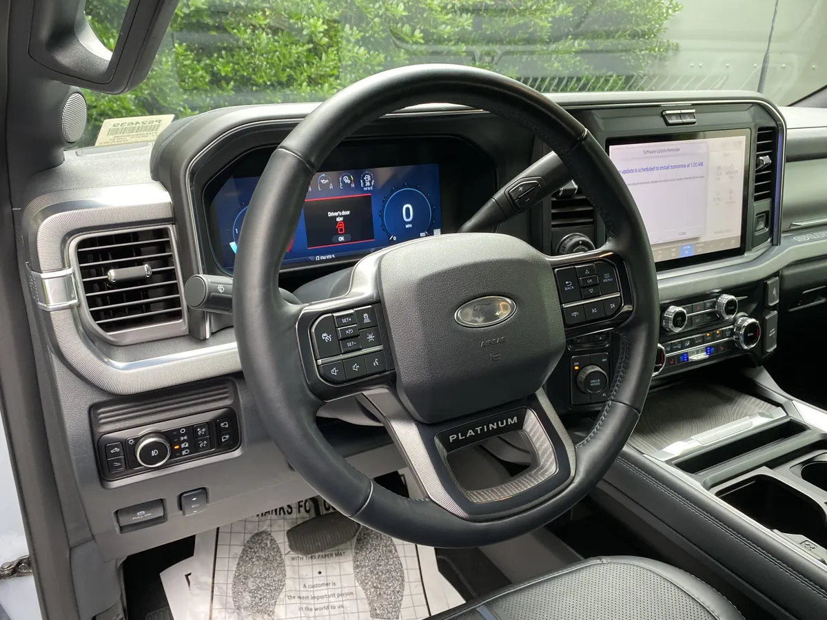 2025 Ford Super Duty F-450 DRW Platinum thumbnail 16