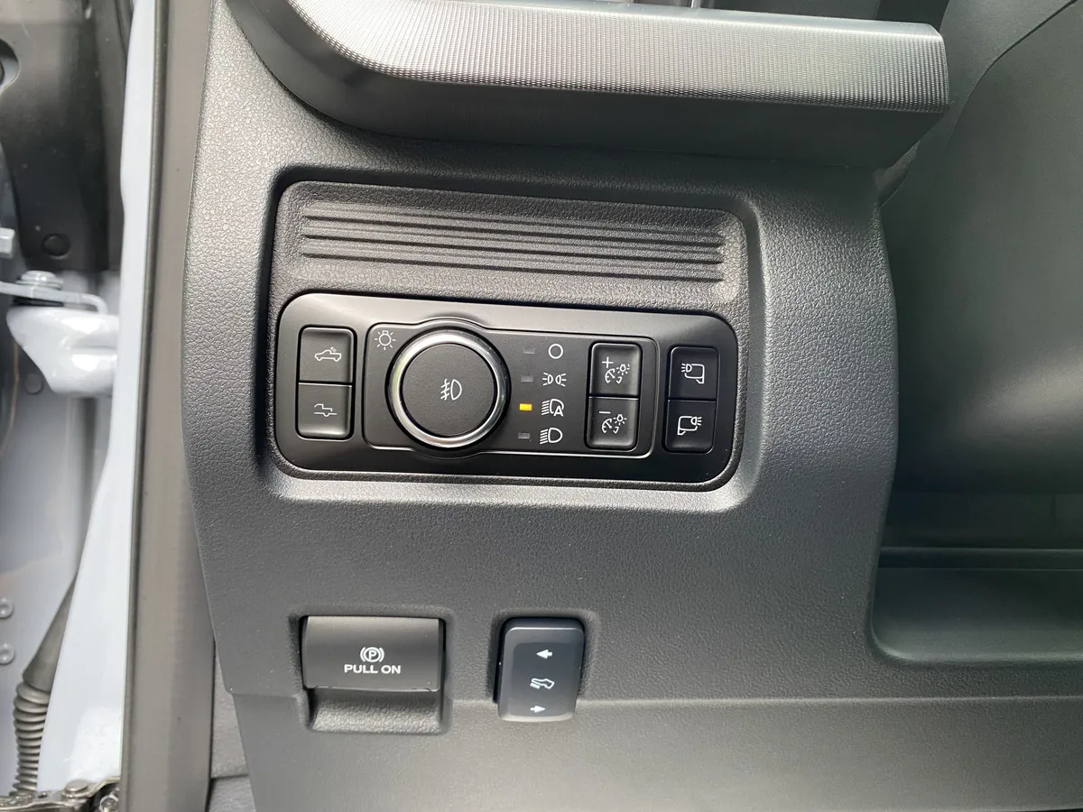 2025 Ford Super Duty F-450 DRW Platinum thumbnail 17