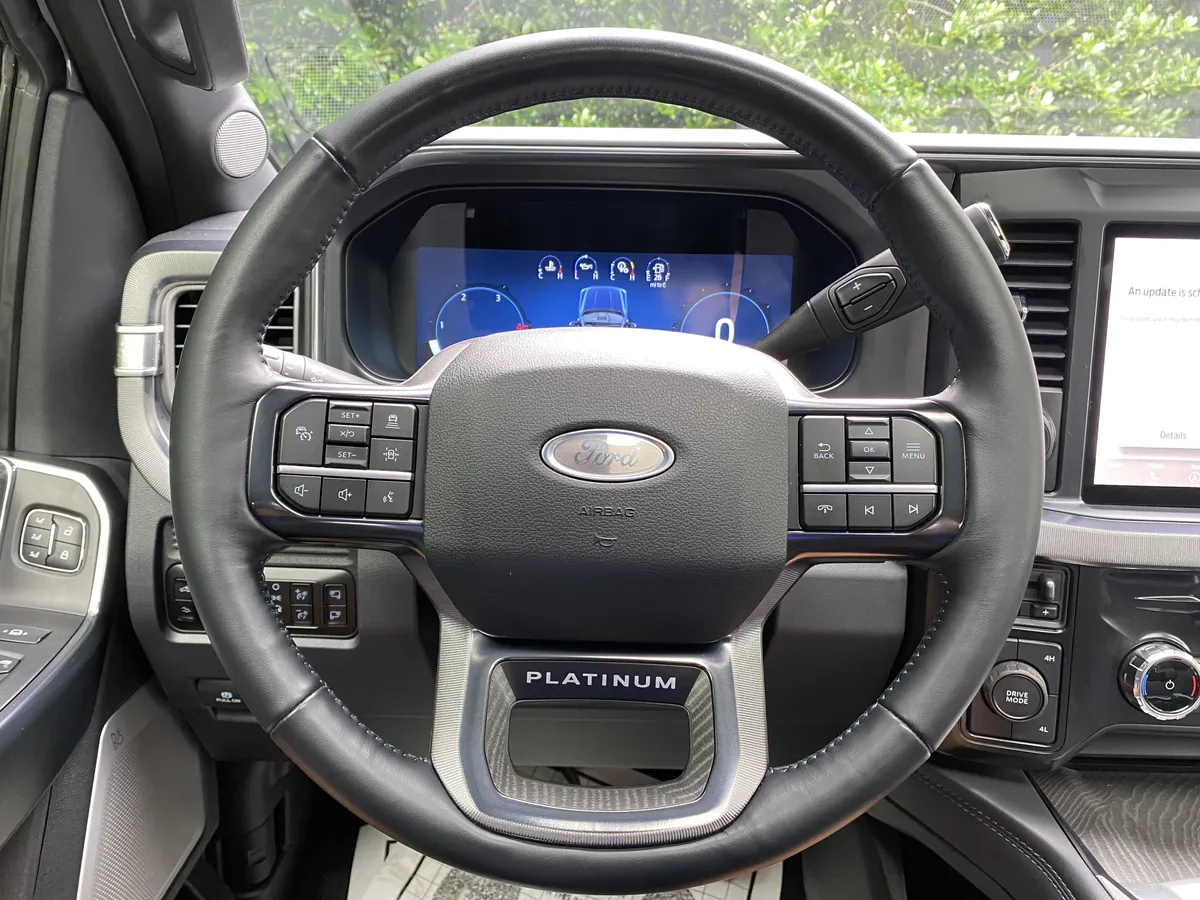 2025 Ford Super Duty F-450 DRW Platinum thumbnail 18