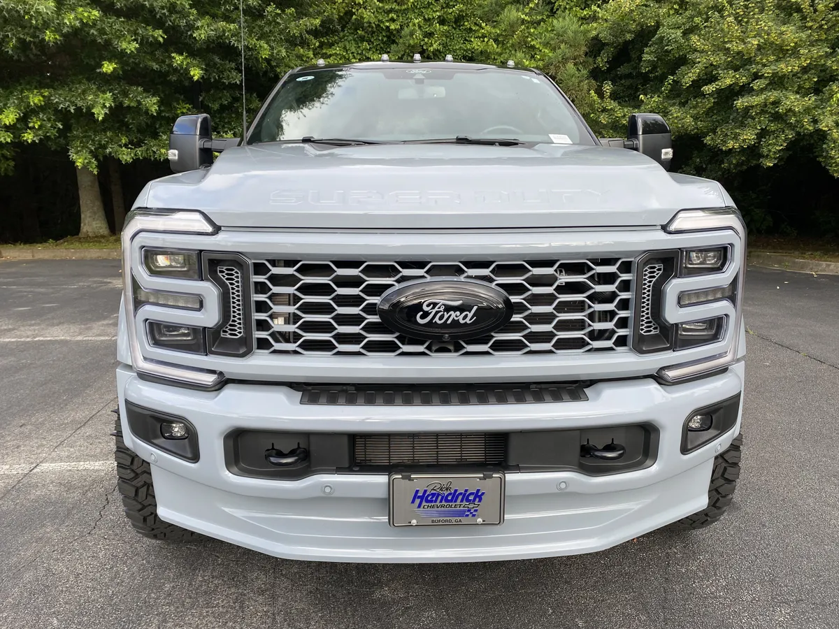 2025 Ford Super Duty F-450 DRW Platinum thumbnail 2