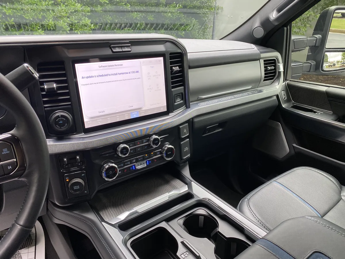 2025 Ford Super Duty F-450 DRW Platinum thumbnail 24