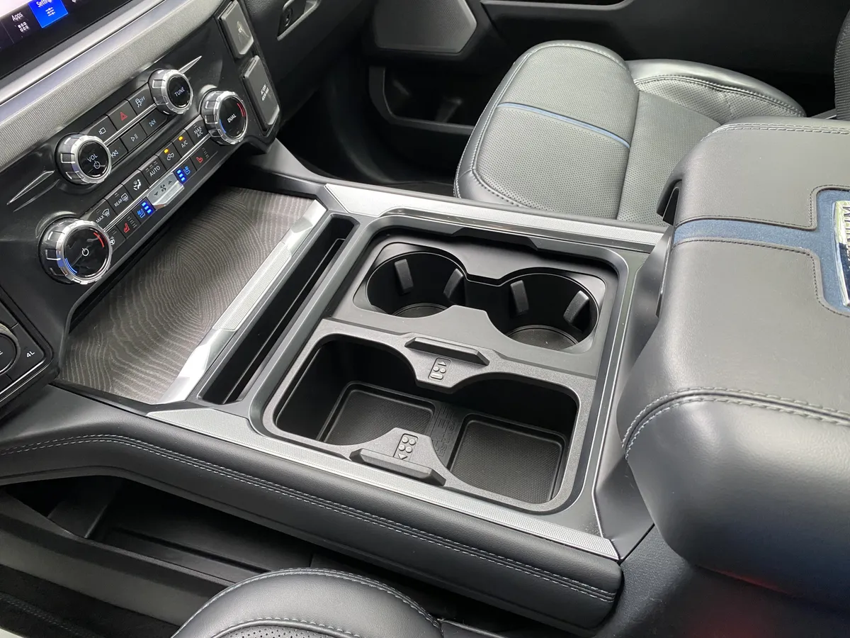 2025 Ford Super Duty F-450 DRW Platinum thumbnail 31