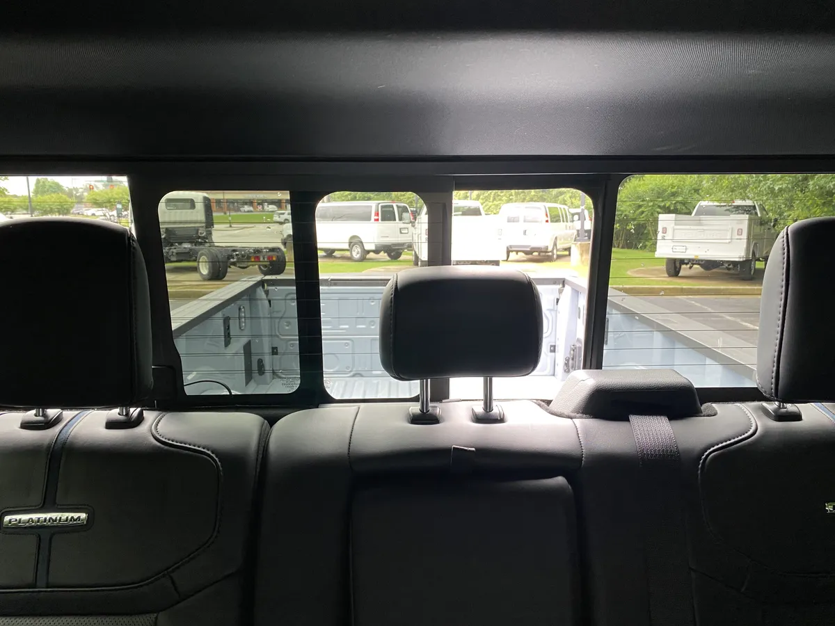 2025 Ford Super Duty F-450 DRW Platinum thumbnail 35