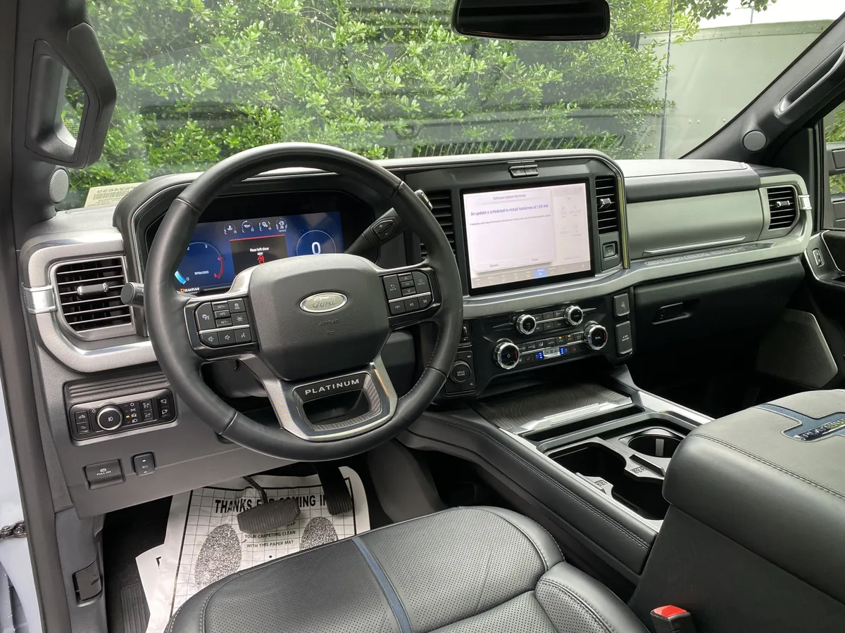 2025 Ford Super Duty F-450 DRW Platinum thumbnail 36