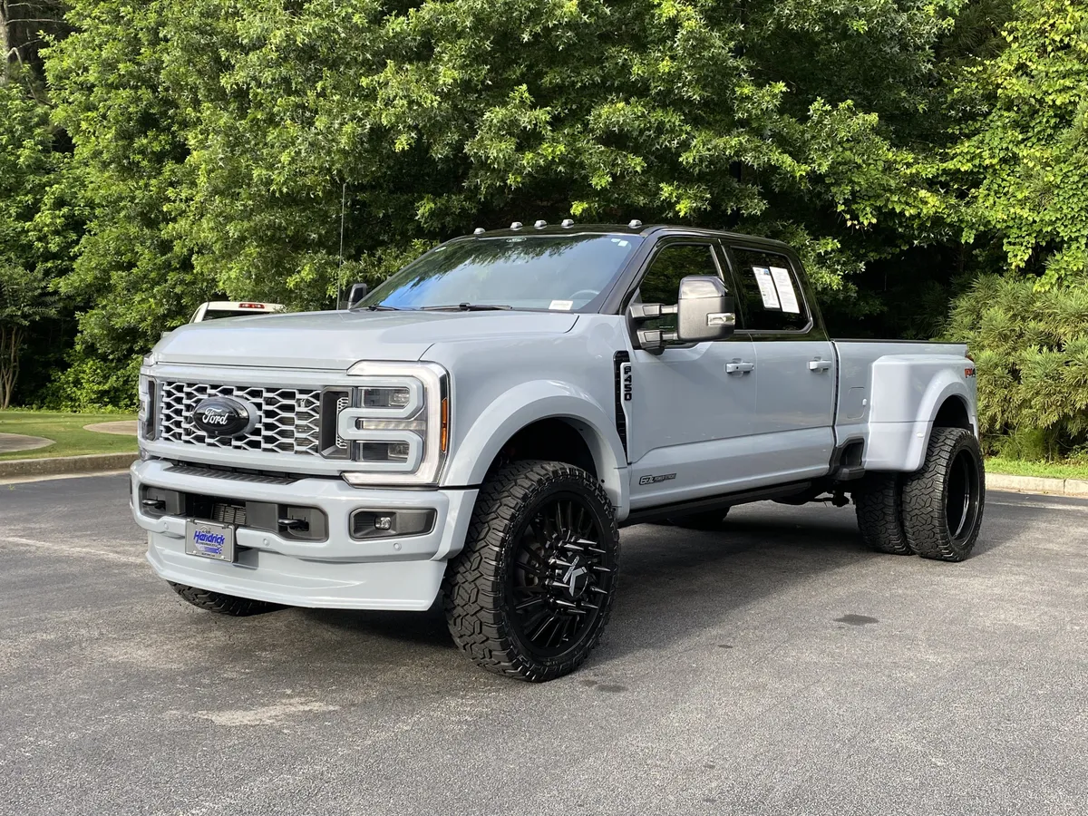 2025 Ford Super Duty F-450 DRW Platinum thumbnail 4