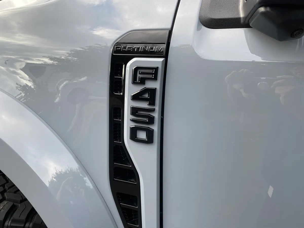 2025 Ford Super Duty F-450 DRW Platinum thumbnail 46