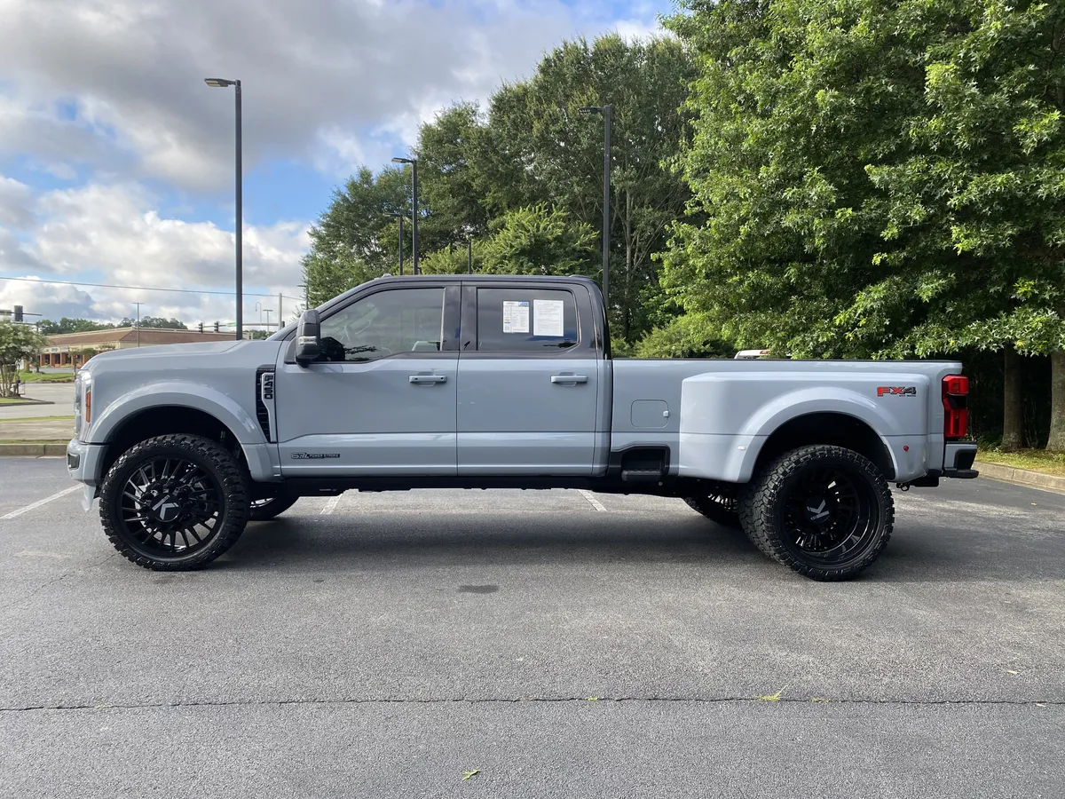 2025 Ford Super Duty F-450 DRW Platinum thumbnail 5