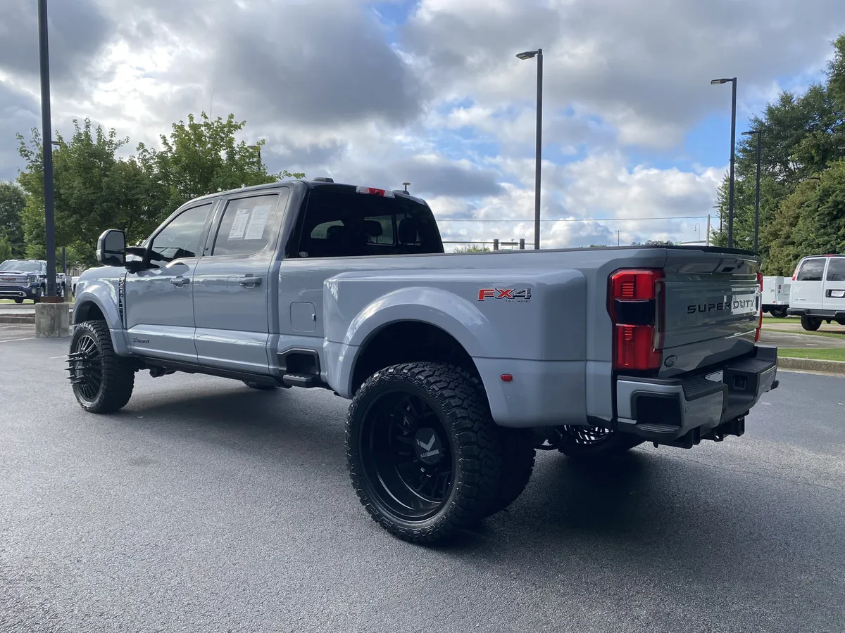 2025 Ford Super Duty F-450 DRW Platinum thumbnail 6