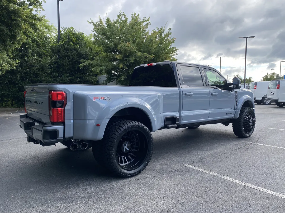 2025 Ford Super Duty F-450 DRW Platinum thumbnail 8