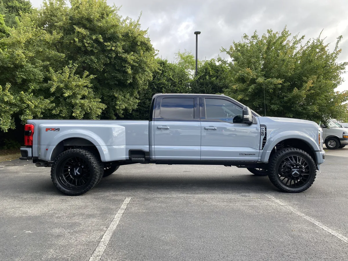 2025 Ford Super Duty F-450 DRW Platinum thumbnail 9