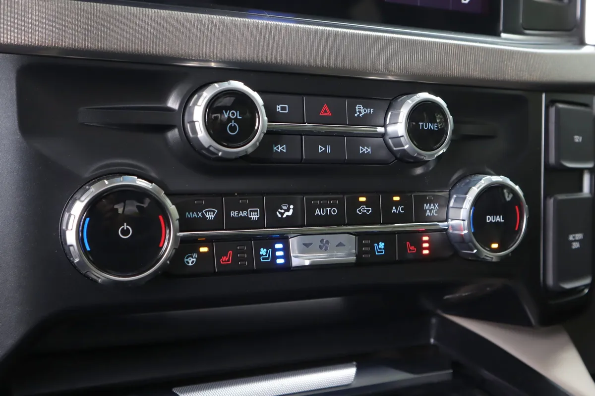 2025 Ford Super Duty F-450 DRW Platinum thumbnail 15
