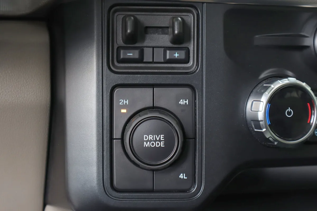 2025 Ford Super Duty F-450 DRW Platinum thumbnail 16