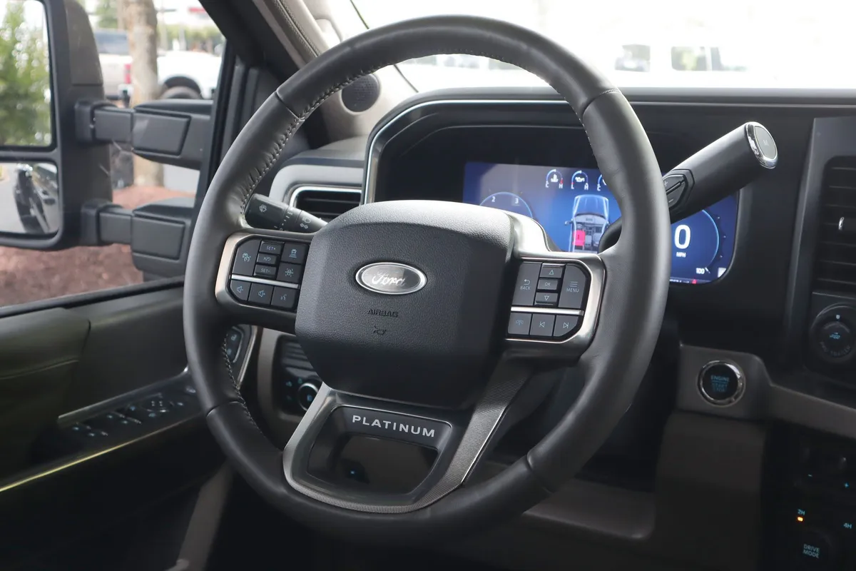 2025 Ford Super Duty F-450 DRW Platinum thumbnail 18