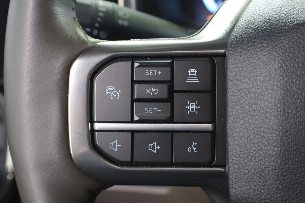 2025 Ford Super Duty F-450 DRW Platinum thumbnail 19