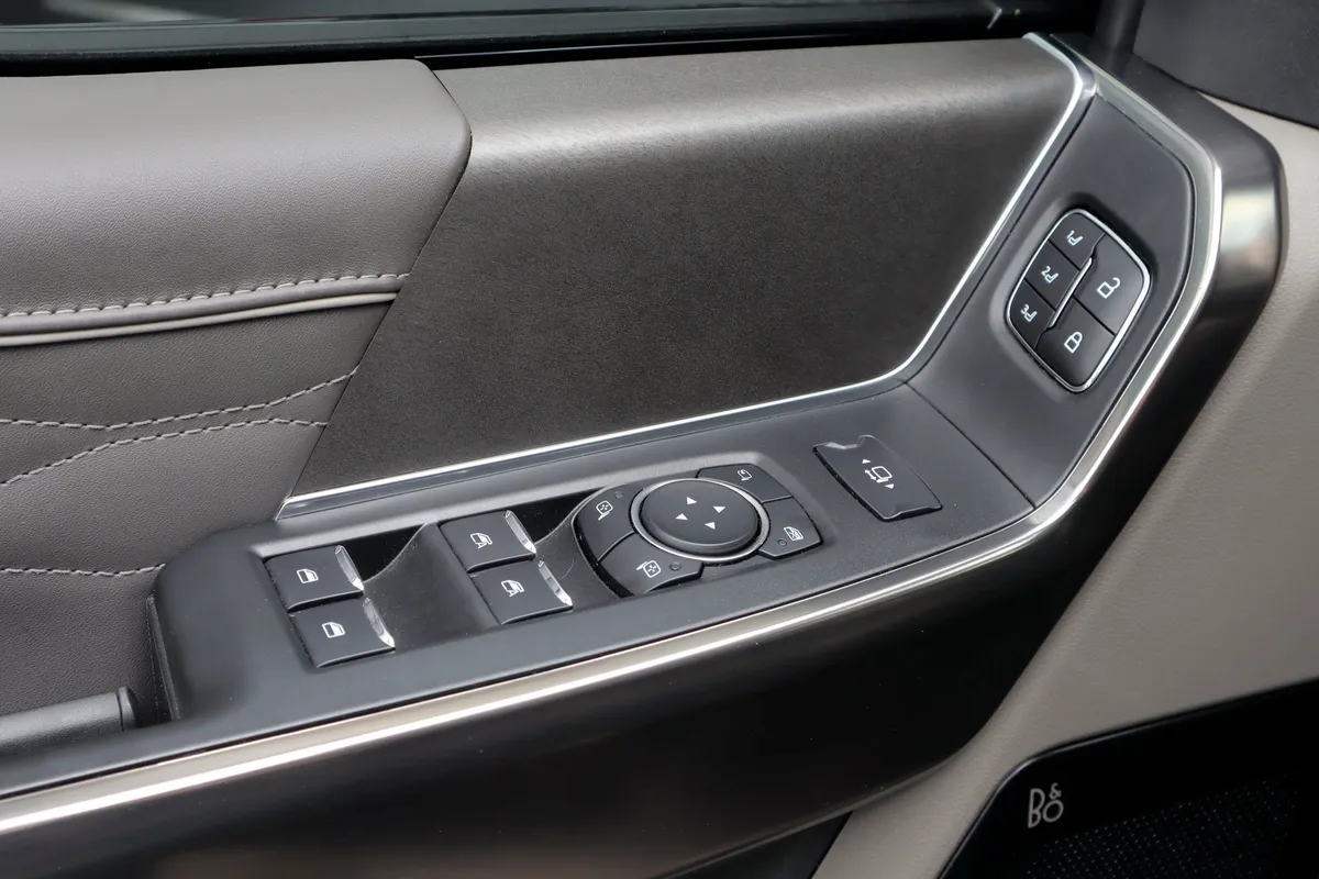 2025 Ford Super Duty F-450 DRW Platinum thumbnail 23