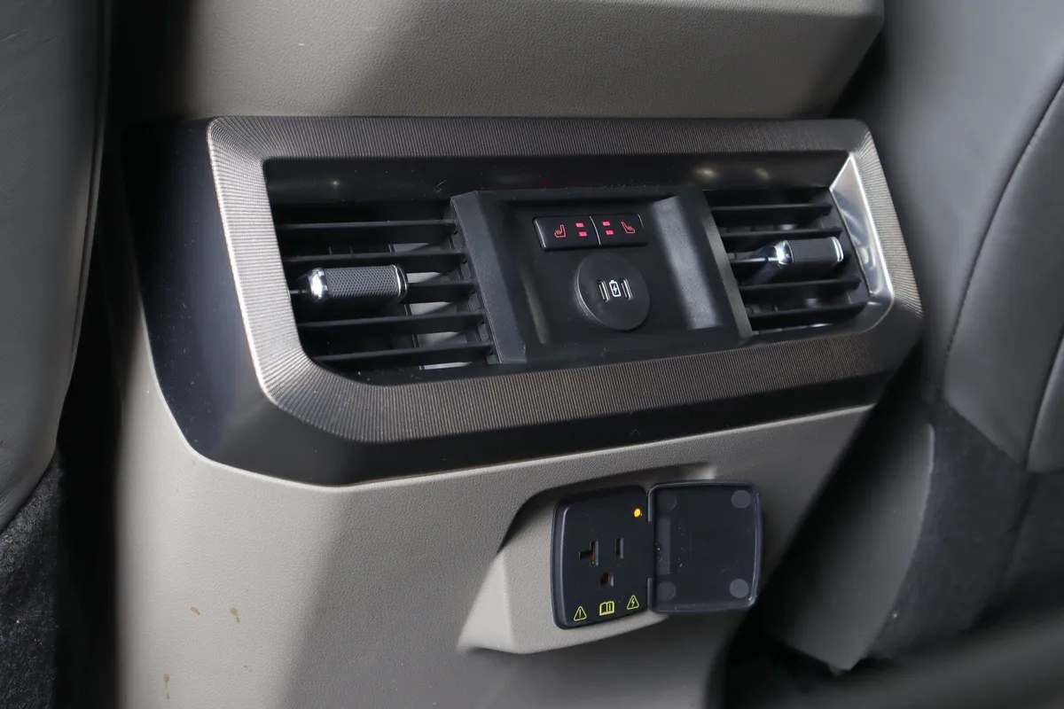 2025 Ford Super Duty F-450 DRW Platinum thumbnail 26