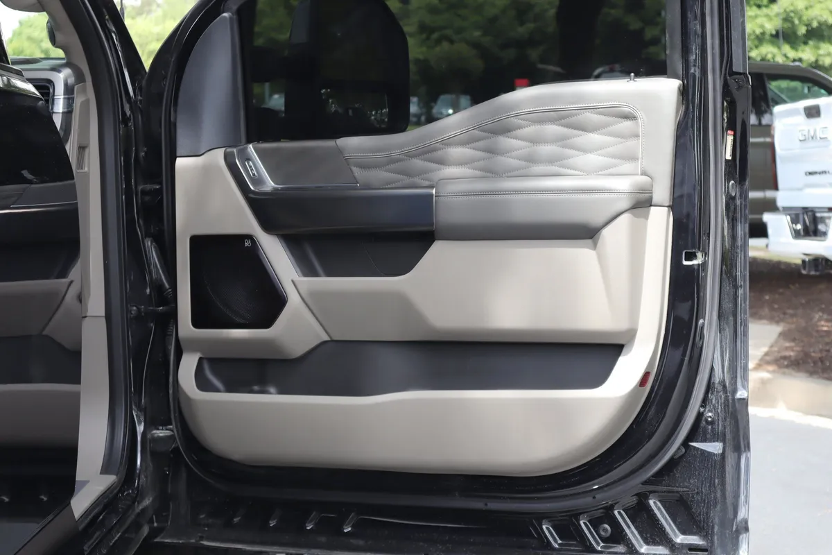 2025 Ford Super Duty F-450 DRW Platinum thumbnail 27
