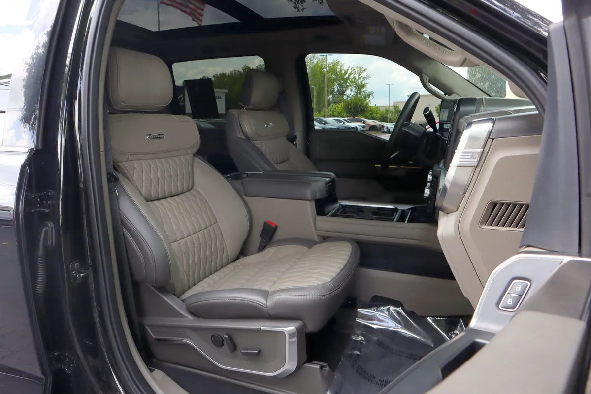 2025 Ford Super Duty F-450 DRW Platinum thumbnail 28