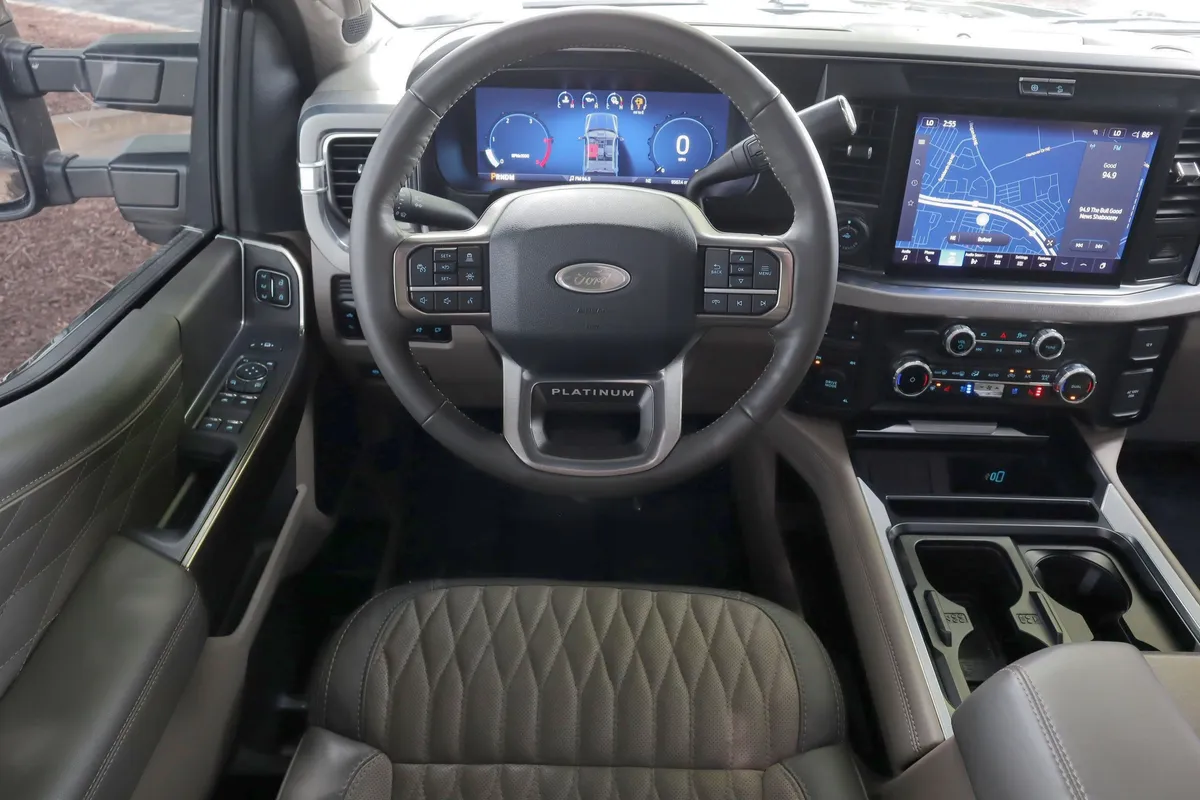 2025 Ford Super Duty F-450 DRW Platinum thumbnail 29