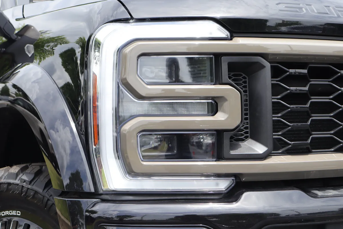 2025 Ford Super Duty F-450 DRW Platinum thumbnail 32