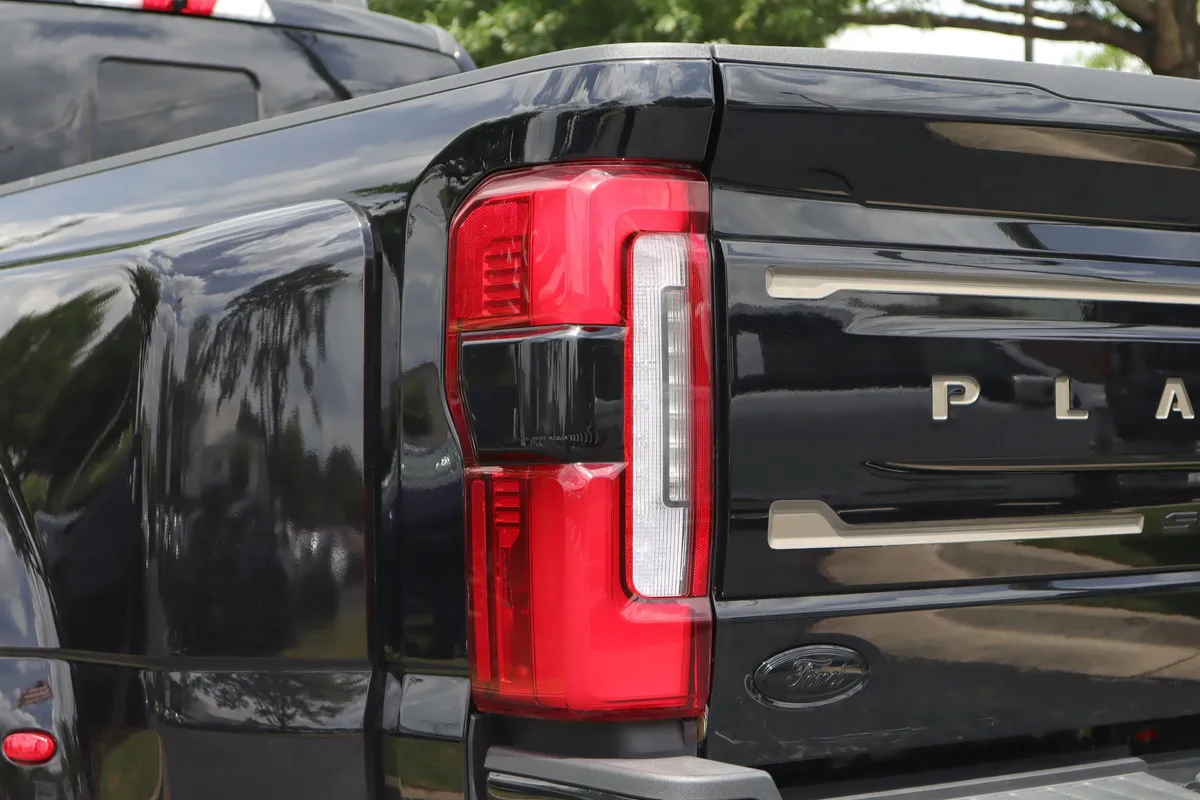 2025 Ford Super Duty F-450 DRW Platinum thumbnail 33