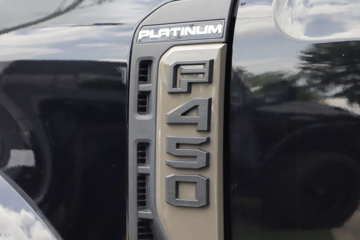 2025 Ford Super Duty F-450 DRW Platinum thumbnail 36