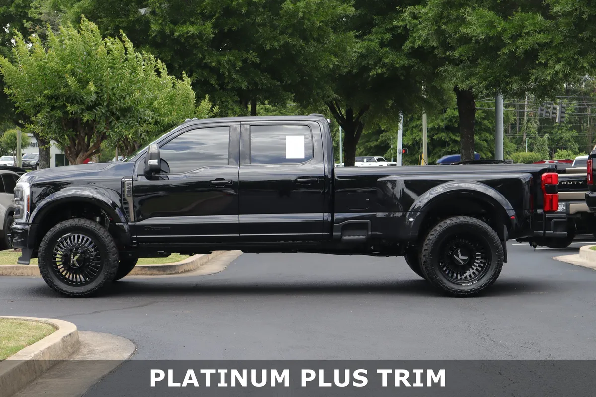 2025 Ford Super Duty F-450 DRW Platinum thumbnail 4