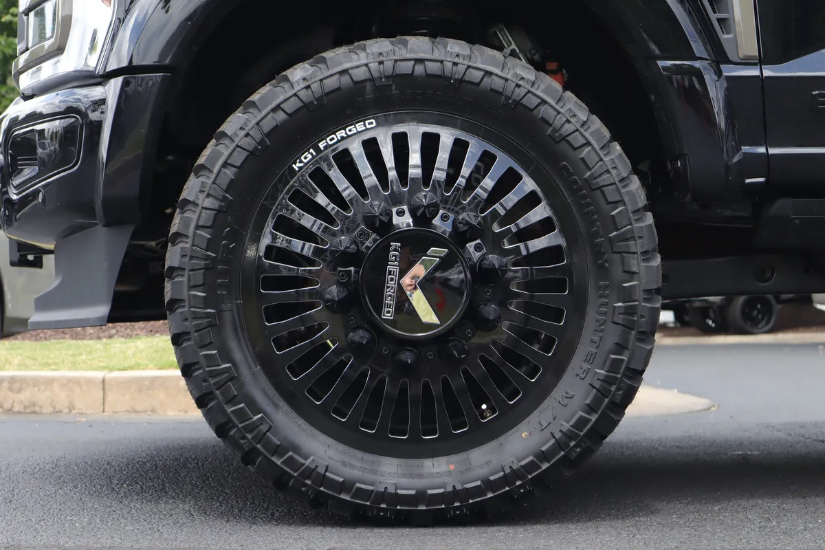 2025 Ford Super Duty F-450 DRW Platinum thumbnail 5