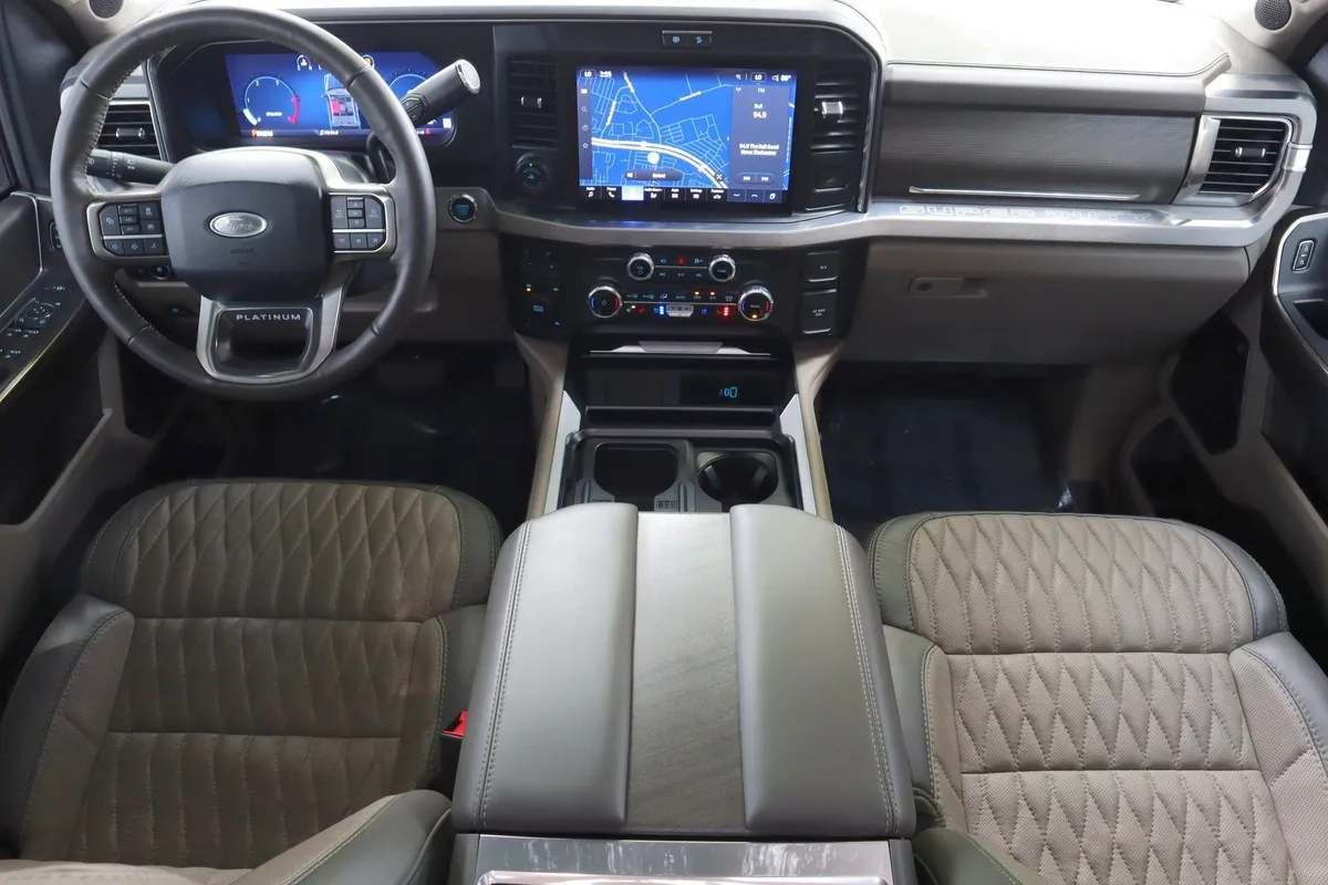 2025 Ford Super Duty F-450 DRW Platinum thumbnail 6