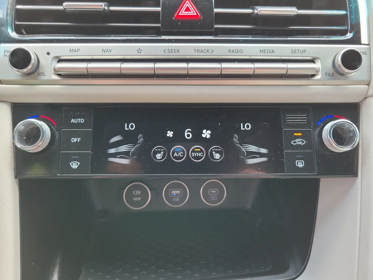 2025 Genesis G70 2.5T RWD thumbnail 17