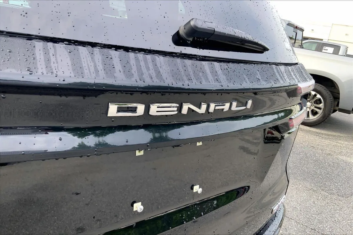 2025 GMC Acadia FWD Denali thumbnail 10