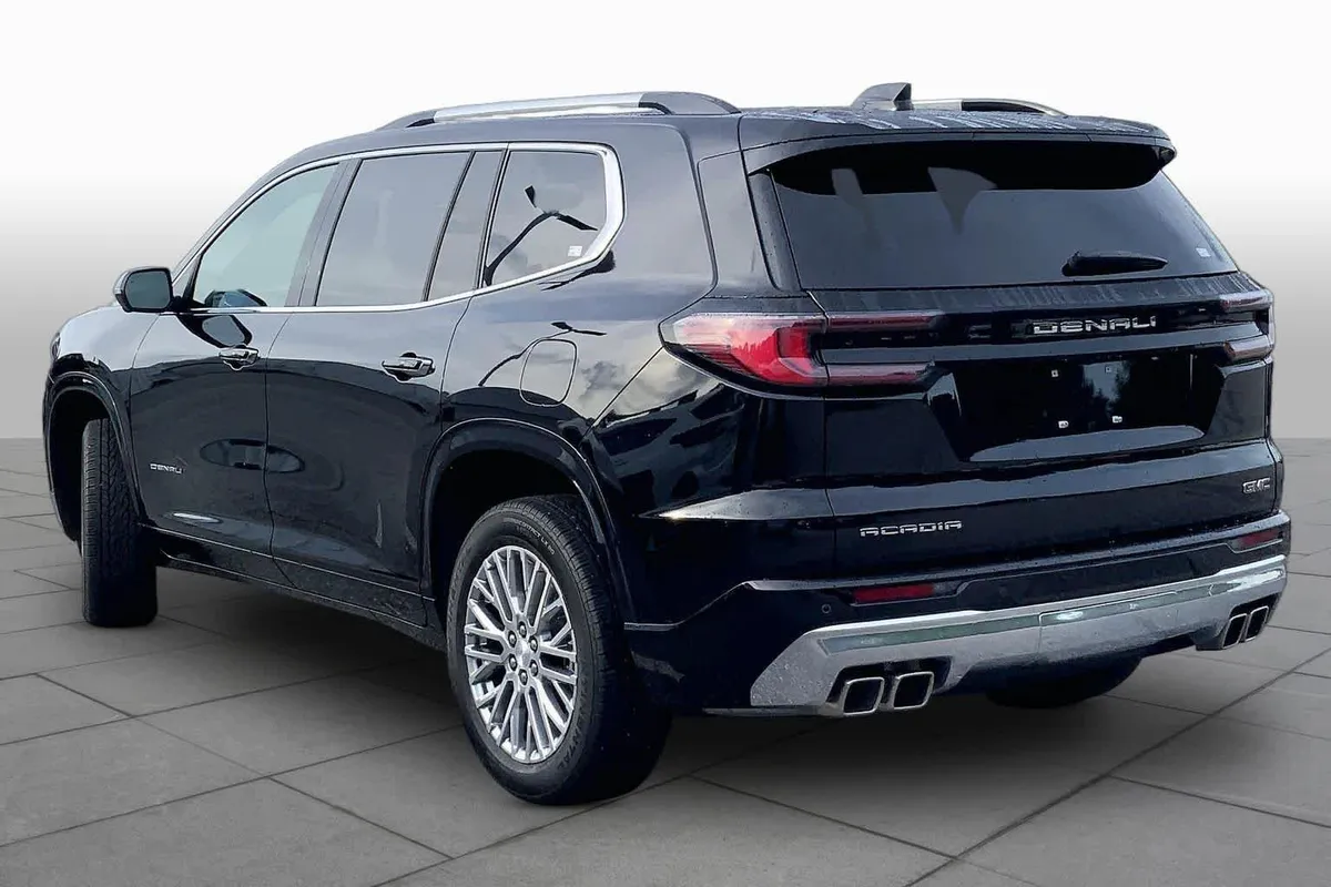 2025 GMC Acadia FWD Denali thumbnail 12
