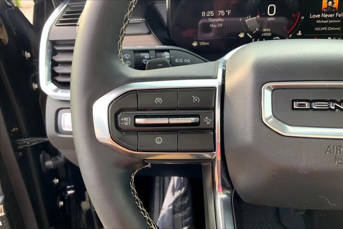 2025 GMC Acadia FWD Denali thumbnail 23
