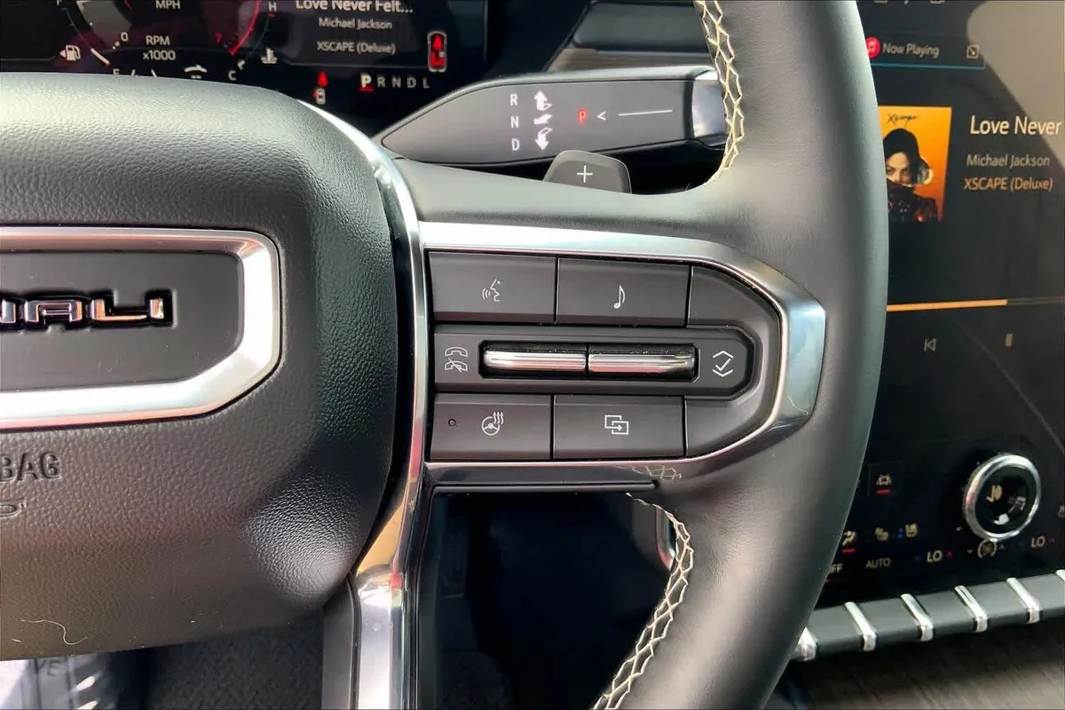 2025 GMC Acadia FWD Denali thumbnail 24