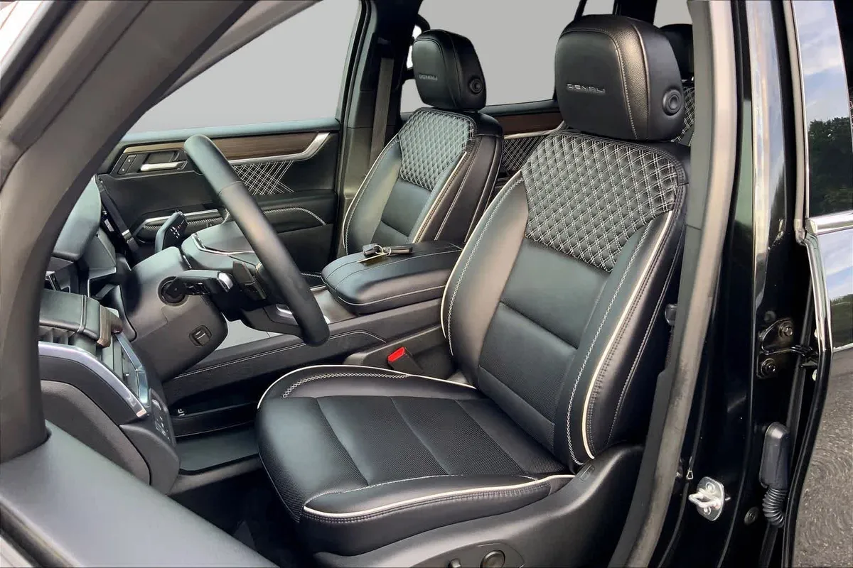 2025 GMC Acadia FWD Denali thumbnail 8