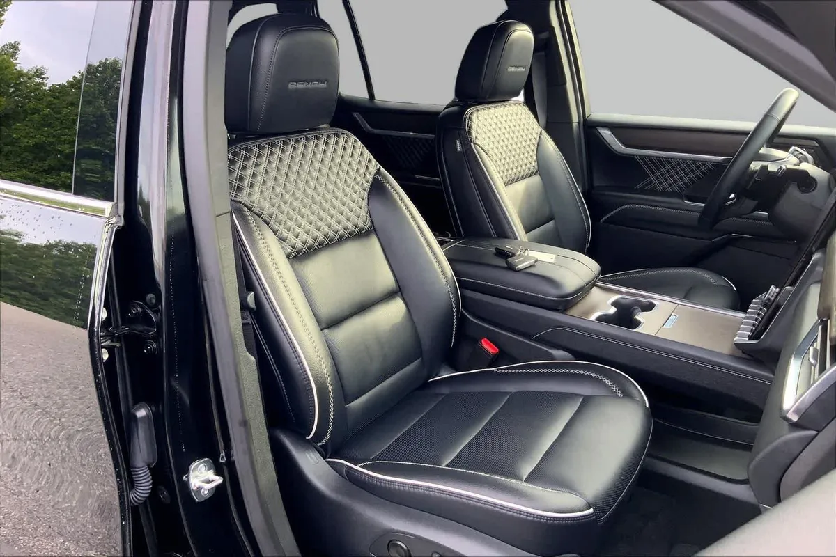 2025 GMC Acadia FWD Denali thumbnail 9
