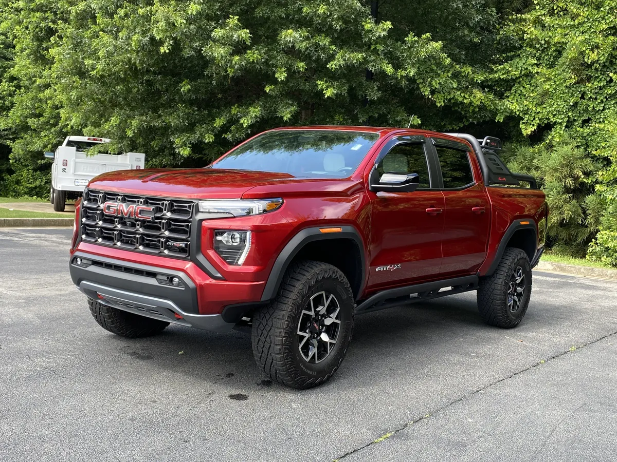 2025 GMC Canyon 4WD AT4 thumbnail 4