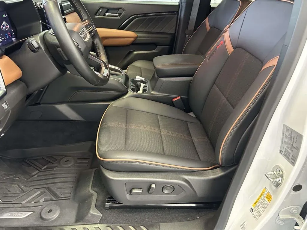 2025 GMC Canyon AT4 thumbnail 15