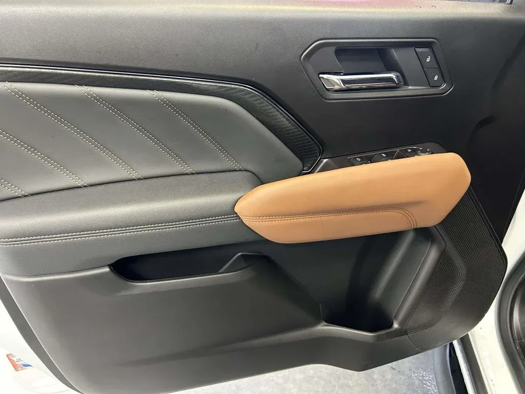 2025 GMC Canyon AT4 thumbnail 17