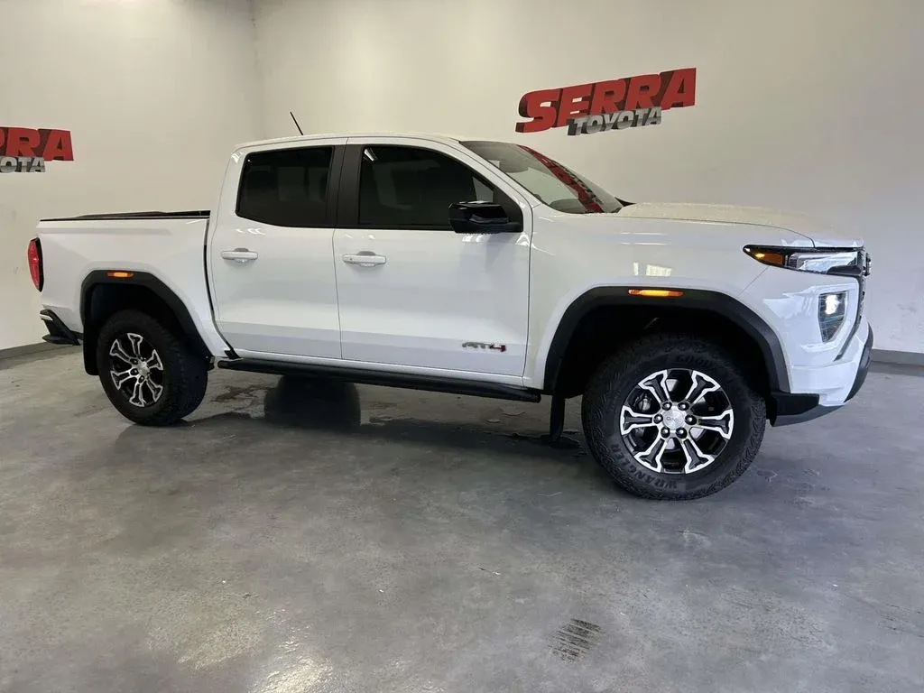 2025 GMC Canyon AT4 thumbnail 2
