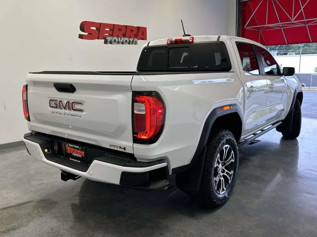 2025 GMC Canyon AT4 thumbnail 3