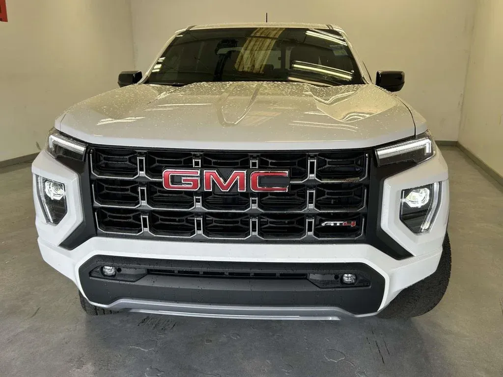 2025 GMC Canyon AT4 thumbnail 8