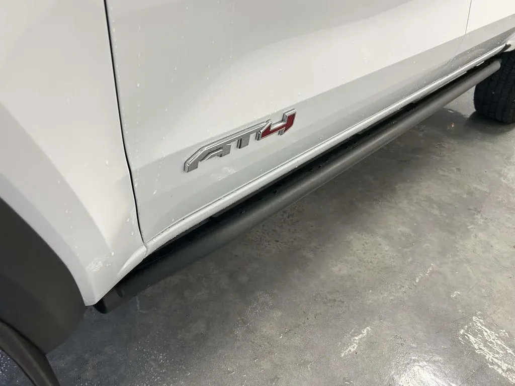 2025 GMC Canyon AT4 thumbnail 9