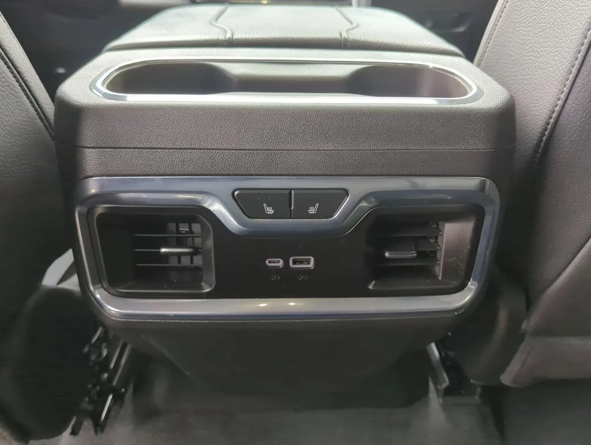 2025 GMC Sierra 1500 Denali thumbnail 16