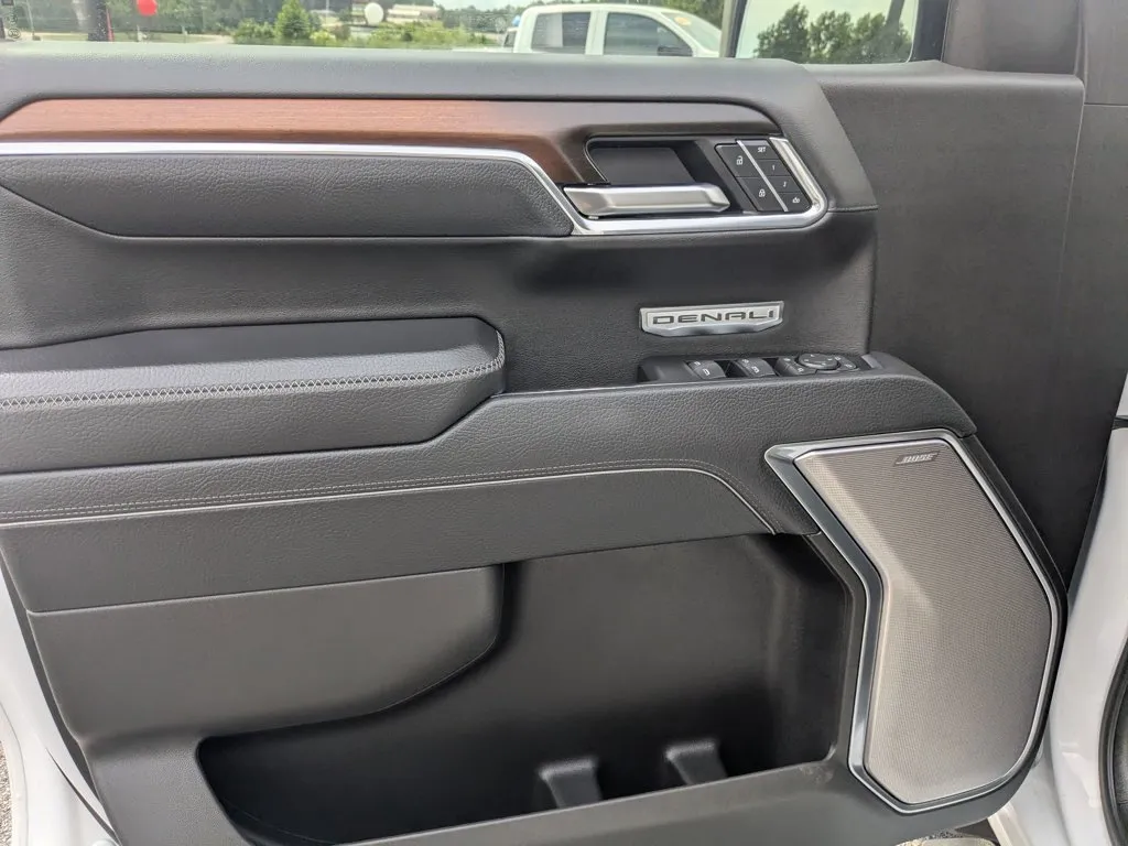 2025 GMC Sierra 1500 Denali thumbnail 11