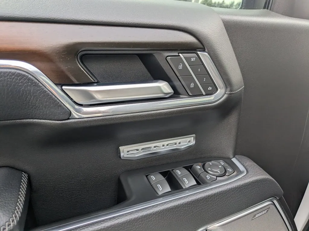 2025 GMC Sierra 1500 Denali thumbnail 12