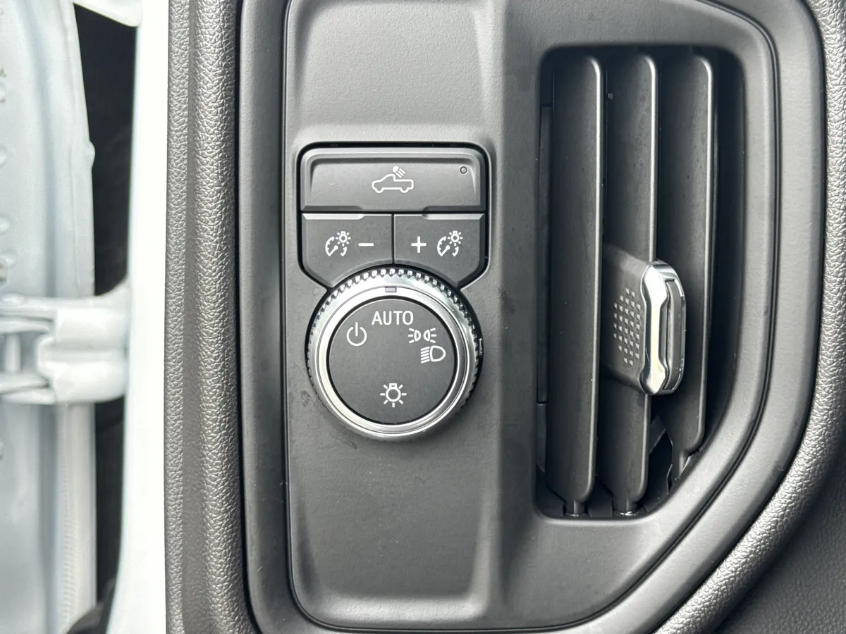 2025 GMC Sierra 1500 Pro thumbnail 19
