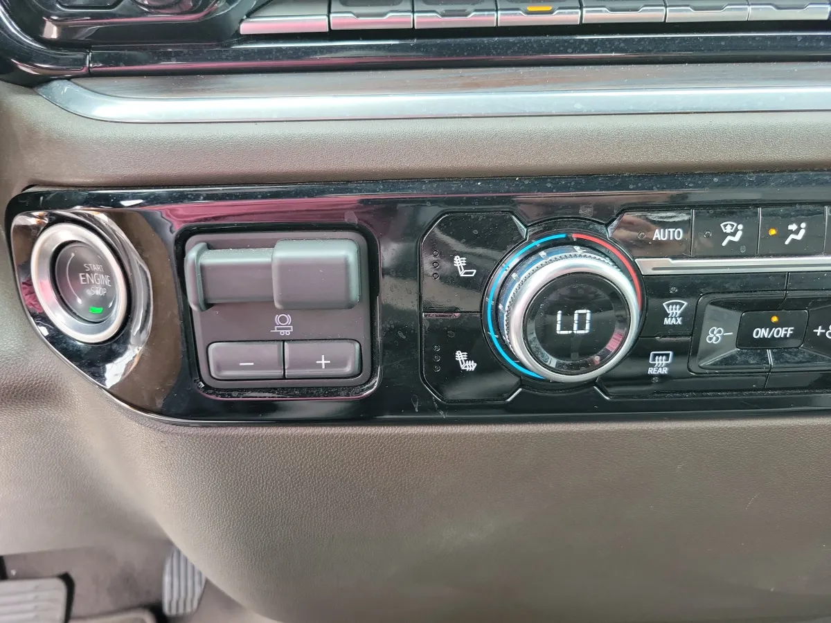 2025 GMC Sierra 1500 SLT thumbnail 13