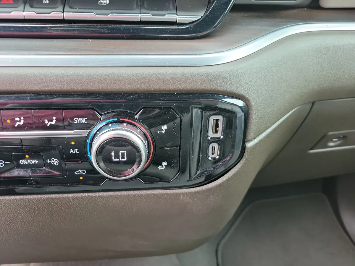 2025 GMC Sierra 1500 SLT thumbnail 14